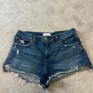 EUC. Abercrombie & Fitch The Mom Short Mid Rise Curve Love. Size 32(14)